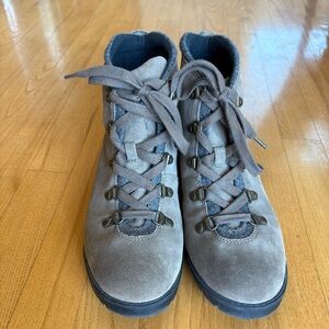 Clarks Collection Boots Khaki Taupe Gray Suede Cushioned Hiking Womens Size 10